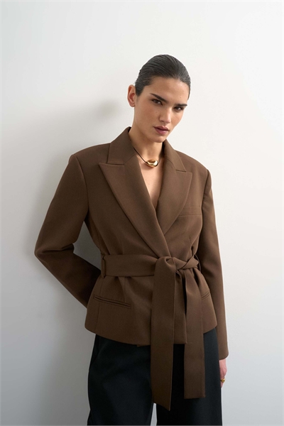 Короткий блейзер прямого кроя с поясом артикул 154139620