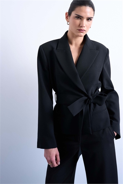 Короткий блейзер прямого кроя с поясом артикул 154139618