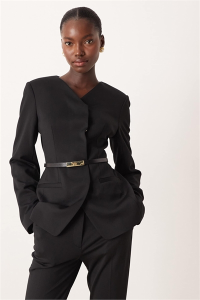 Костюм из ткани «понте» с зауженным кроем и высоким вырезом, с ремнем артикул 150669485