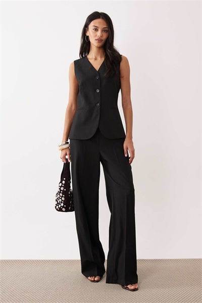 Комбинезон без рукавов, скроенный по фигуре артикул 155145180