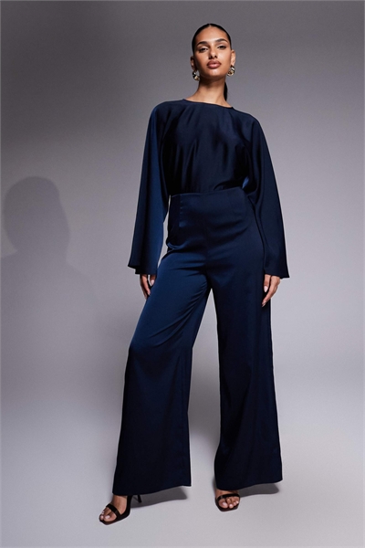 Комбинезон из атласа с рукавами «летучая мышь», косой крой и зауженная талия артикул 154237316