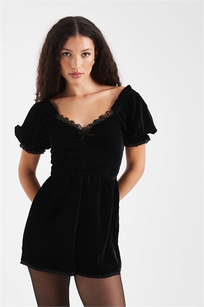 Бархатный комбинезон с буффами черного цвета артикул 148661009