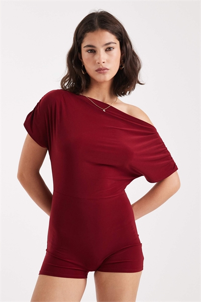 Бордовый комбинезон с открытыми плечами артикул 152149795