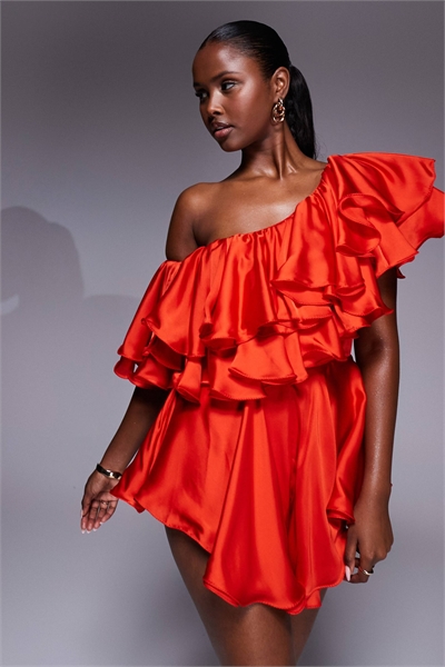 Асимметричный атласный комбинезон с рюшами «Liliana» артикул 148779805