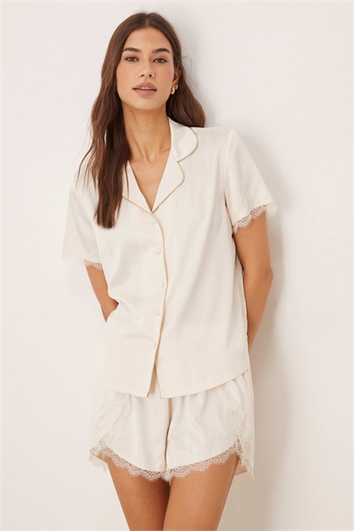 Короткий комплект ночного белья для невесты из атласа с пуговицами и кружевными манжетами артикул 153021044