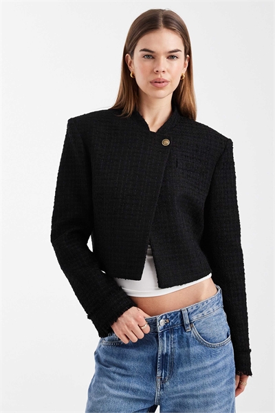 Короткий блейзер с отложным воротником артикул 155593974