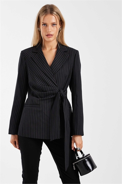 Блейзер с полосками и завязкой на талии артикул 155647326