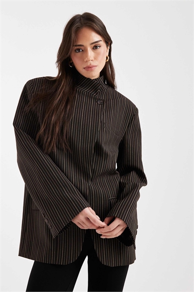 Блейзер свободного кроя с запахом спереди артикул 154867668