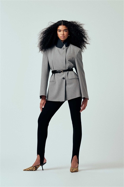 Блейзер с объемным контрастным воротником артикул 155224184