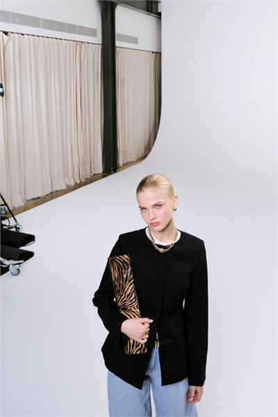 Эксклюзивный блейзер с зауженной талией, без воротника и рукавами-коконами артикул 153113515