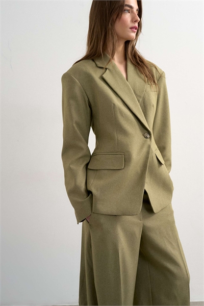 Блейзер с завязками на талии и утепленными плечами артикул 149598867