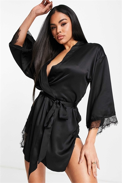 Атласный халат с кружевной отделкой от Cherryann артикул 113528487