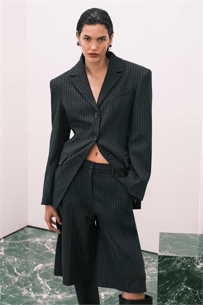 Блейзер с длинными лацканами и широкими плечами артикул 154263853