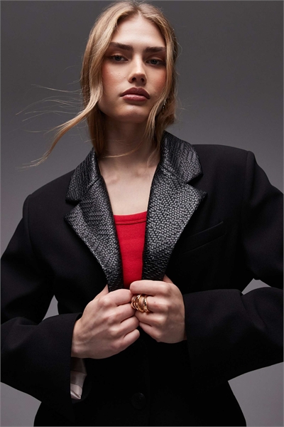 Блейзер с зауженной талией и лацканами из искусственной кожи артикул 153573015