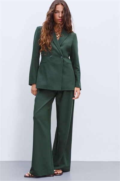 Приталенный двубортный блейзер зеленого цвета артикул 152170650