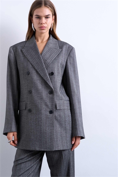 Двубортный смокинг-блейзер с 6 пуговицами и полосками в виде «елочки» артикул 149348156