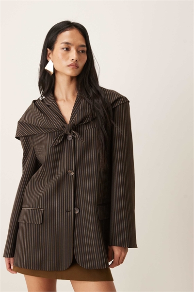 Блейзер с шарфом артикул 155052358