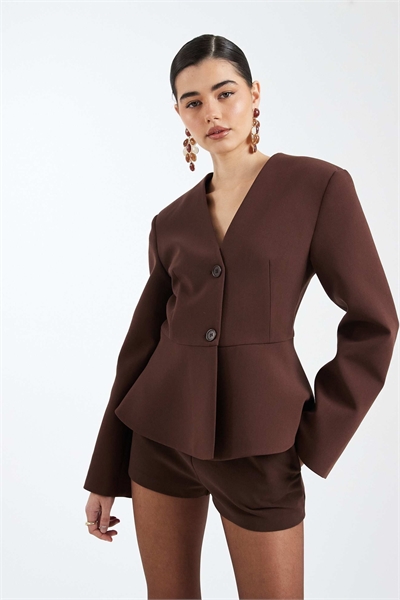 Блейзер с пеплумом и глубоким вырезом артикул 153919191