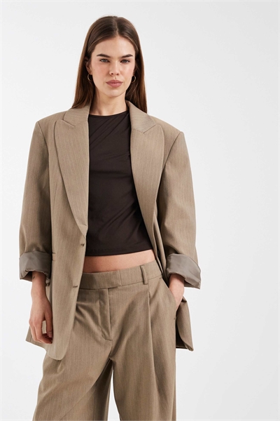 Блейзер с широкими плечами артикул 154267604