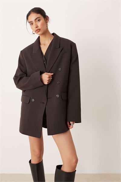 Блейзер с зауженным кроем, двойной застежкой и усилительными плечами артикул 149051441