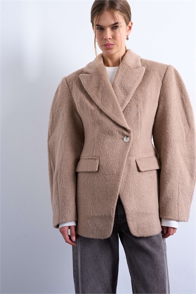 Блейзер-пальто овальной формы с ворсованной отделкой и затягивающейся талией артикул 149656961