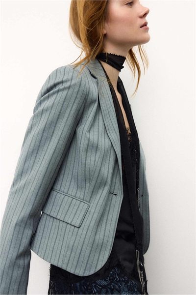 Короткий блейзер в полоску артикул 155425334