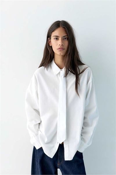 Поплиновая рубашка с галстуком белого цвета артикул 156153177