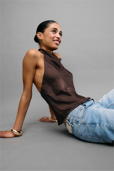 Топ с завязками на шее и сатиновым эффектом артикул 155957519