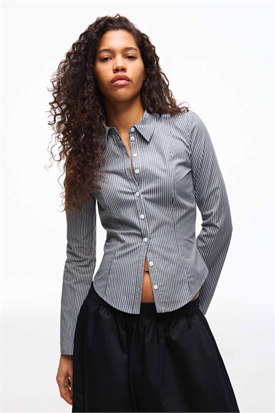 Рубашка с зауженным кроем и расклешенными рукавами артикул 153750258