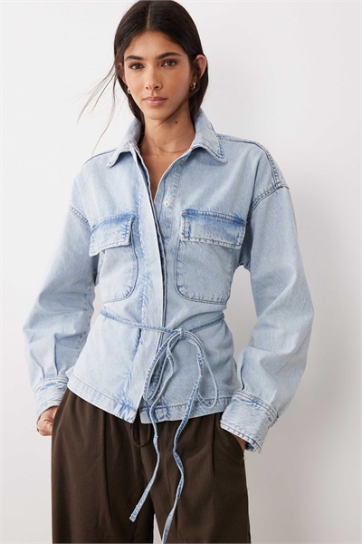 Джинсовая рубашка с завязками спереди и зауженной талией артикул 155035785