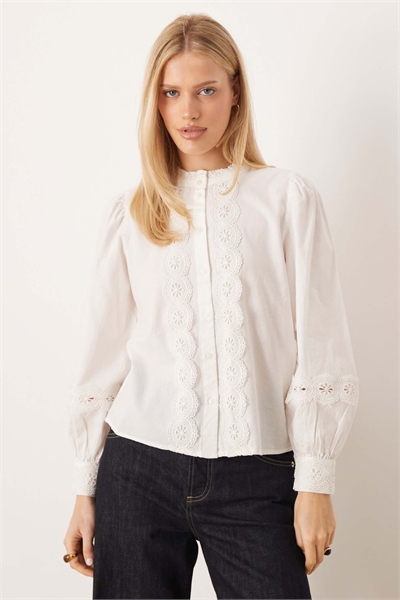 Вышивка на вставке рубашки артикул 152931583