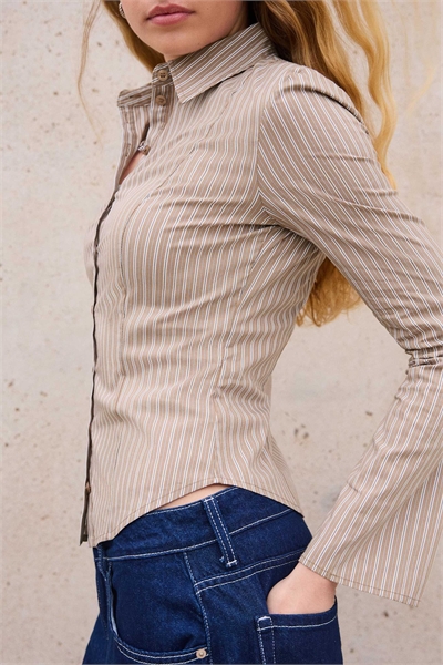 Приталенная рубашка с расклешенными рукавами артикул 155972819