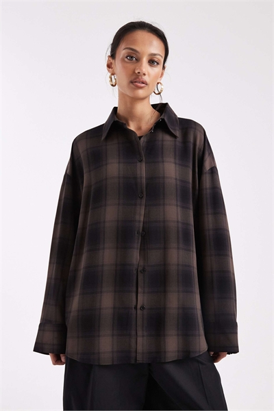 Рубашка свободного кроя с широкими рукавами артикул 153839614