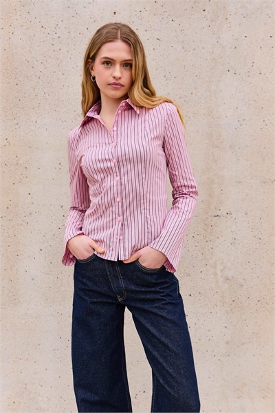 Приталенная рубашка с расклешенными рукавами артикул 156098673