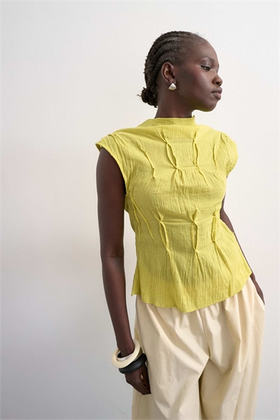 Топ без рукавов с гофрированной отделкой и мелкими складками артикул 149625608