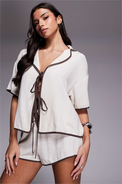 Эксклюзивная пляжная рубашка с воротником, завязывающейся спереди, и контрастной отделкой, имитирующей льняную ткань co-ord артикул 154135673