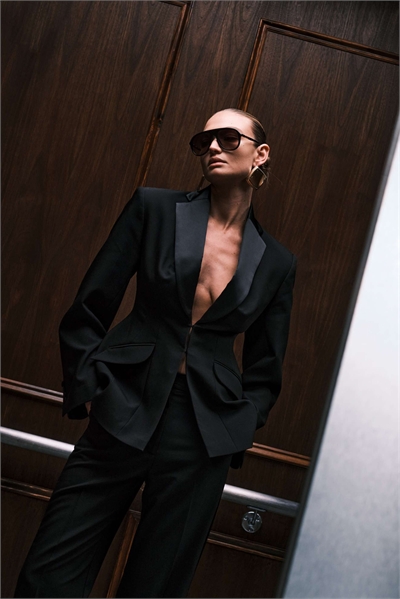 Идеальный блейзер-смокинг с вырезанной линией артикул 150704884