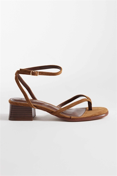 Сандалии на низком каблуке артикул 152594344