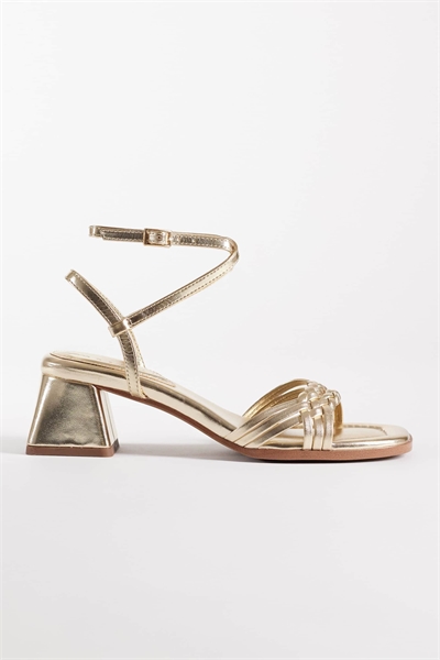 Сандалии на среднем каблуке с скромным плетеным элементом артикул 152236004