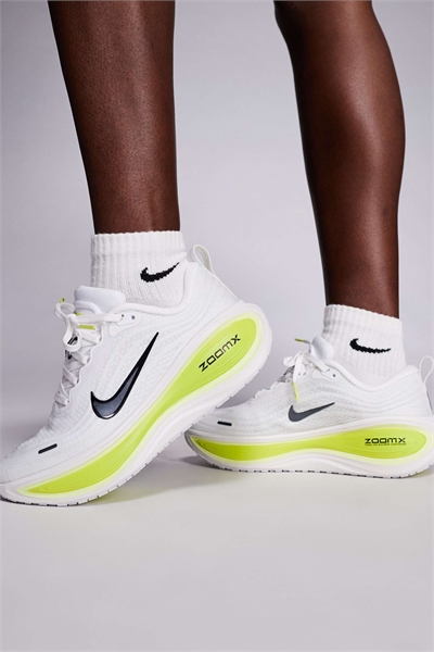 Кроссовки Vomero Plus артикул 147133806