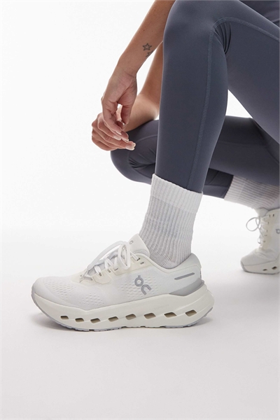 Кроссовки для бега ON Cloudrunner 3 артикул 153021367