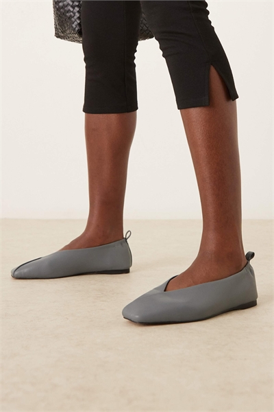 Балетки с квадратным носком от Leslie артикул 148953162