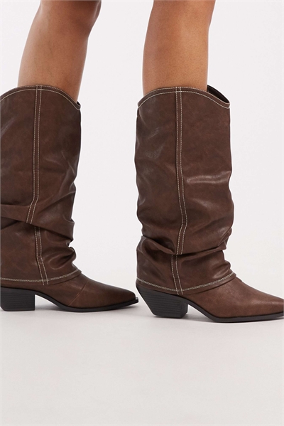 Западные коленные сапоги с рюшами коричневого цвета артикул 152591642