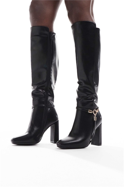 Ботинки с застежкой-пряжкой на коленях, черного цвета артикул 147795760