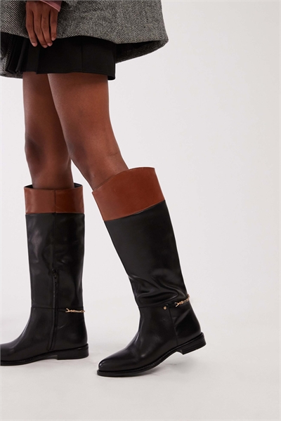 Контрастные детали Fe-lise на черных сапогах для верховой езды артикул 145746985