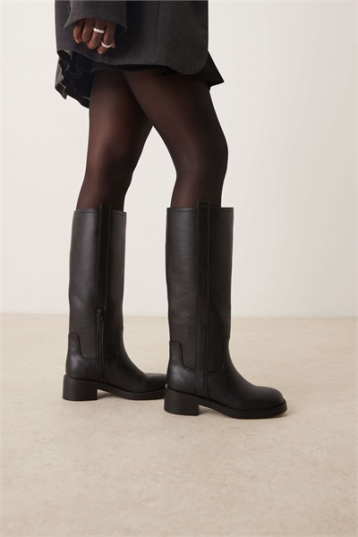 Конан надевает массивные ботинки черного цвета артикул 147404186