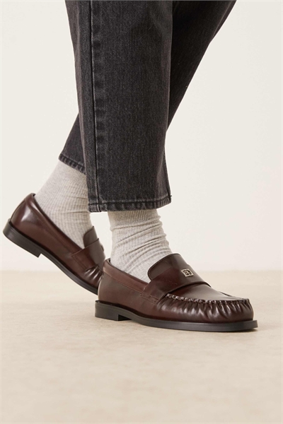 Кожаные лоферы с металлическими элементами в стиле джинс артикул 154172980