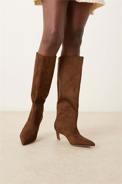 Ботинки Carmel на низком каблуке до колена из замши шоколадного цвета артикул 147264667