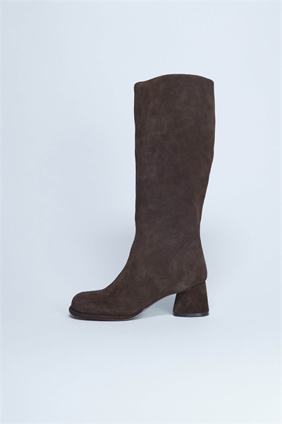 Ботинки из натуральной замши до колен на широком каблуке, шоколадного цвета артикул 147860345