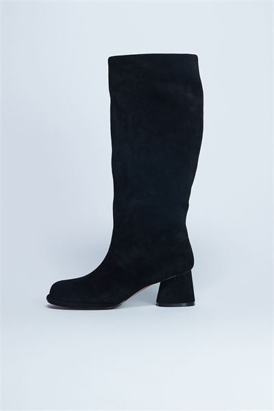 Ботинки из натуральной замши до колен на широком каблуке, черного цвета артикул 147860135